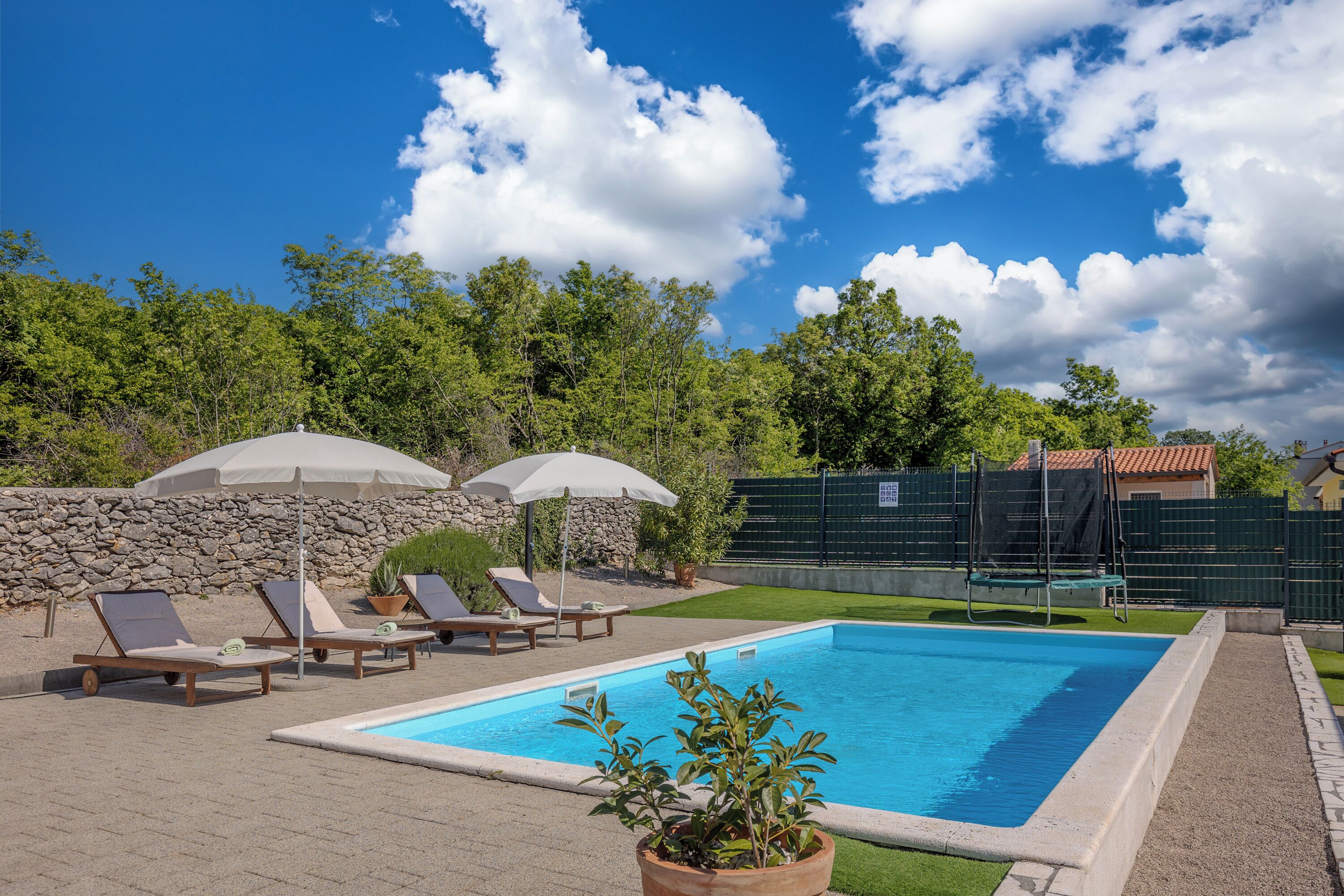 Sæsonbestemt udendørs pool