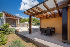 家庭独立别墅, 多间卧室 (Holiday Home Aurea) | 室外用餐