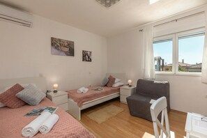 2 chambres, fer et planche à repasser, Wi-Fi gratuit, draps fournis