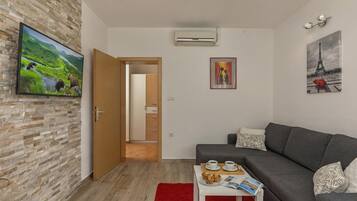 Family House, Multiple Bedrooms (Holiday Home Aurea) | Living area | 21-inch TV with satellite channels