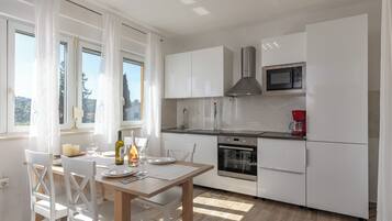 Kühlschrank, Mikrowelle, Ofen, Herdplatte