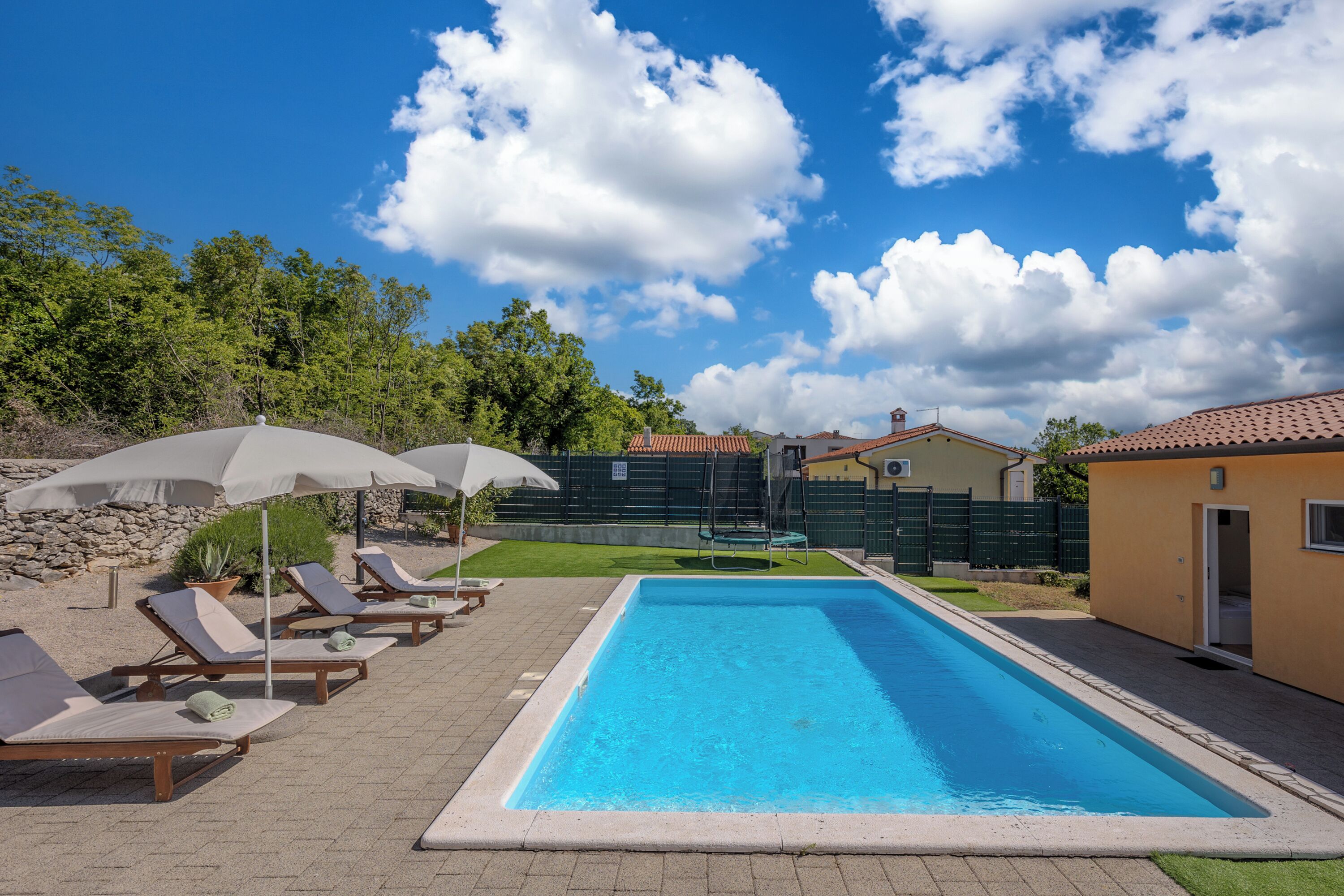 Una piscina al aire libre de temporada