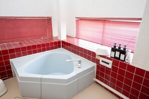 Bañera con ducha, artículos de tocador gratuitos, toallas, jabón