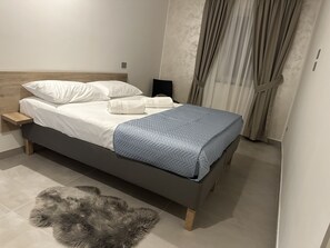 1 slaapkamer, een strijkplank/strijkijzer, gratis wifi, beddengoed