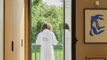 3 bedrooms, desk, iron/ironing board, travel crib