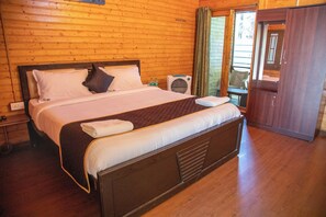 Deluxe-huone | Egyptinpuuvillaiset lakanat, ylelliset vuodevaatteet, työpöytä