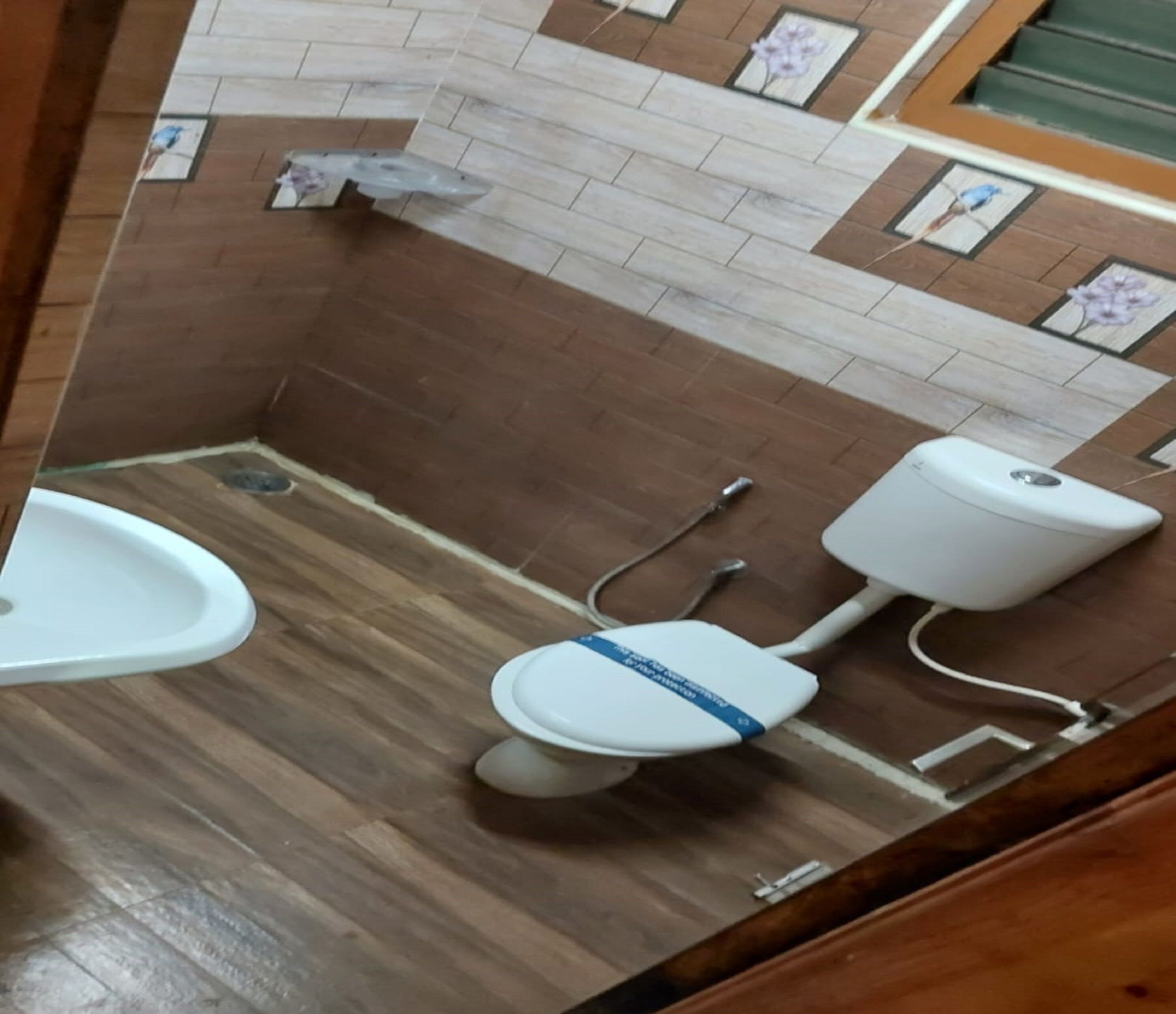 Ein Badezimmer mit Toilette, Bidet und einem kleinen Fenster.