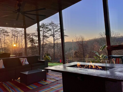 7 bdrm covered dock, hot tub, cwby pool, sleeps 24, “Mountain Oasis”