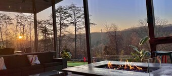 7 bdrm covered dock, hot tub, cwby pool, sleeps 24, “Mountain Oasis”