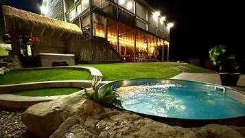 Outdoor spa tub