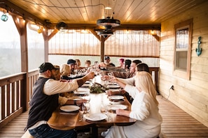 Dining - 12 bdrm covered dock, hot tub, cwby pool, sleeps 46, “Mountain Ridge” (lafollette)