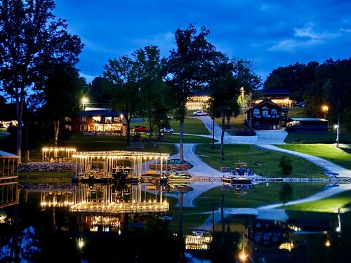 12 bdrm covered dock, hot tub, cwby pool, sleeps 46, “Mountain Ridge”