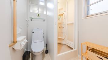 Shower, hair dryer, bidet, towels