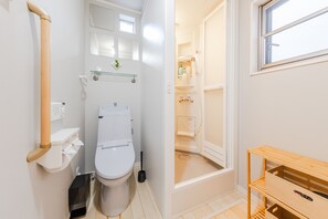 Suihku, hiustenkuivaaja, bidee, pyyhkeet