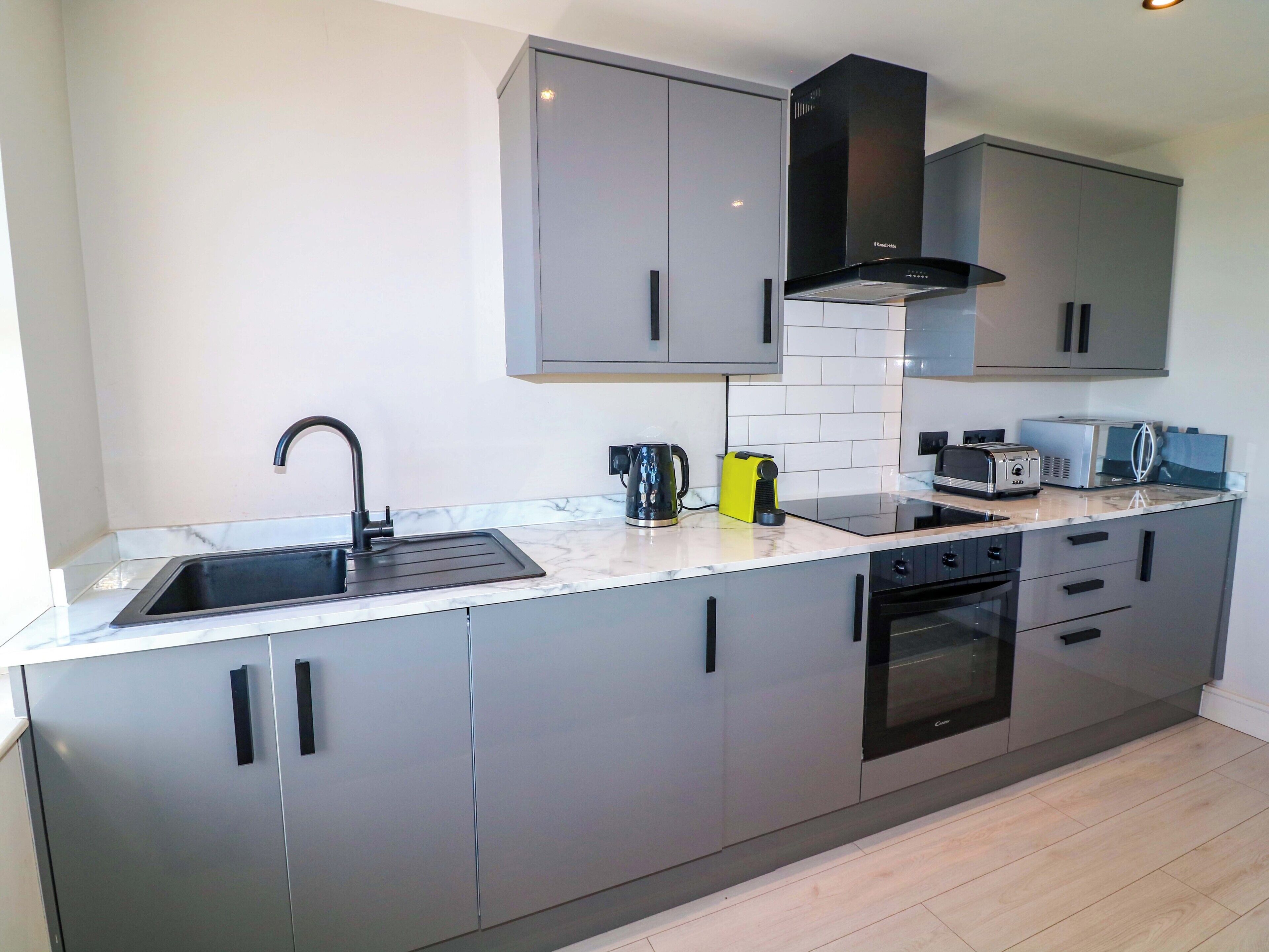 Cottage | Private kitchen | Fridge, electric kettle, toaster, cookware/dishes/utensils