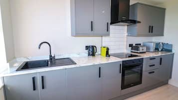 Cottage | Private kitchen | Fridge, electric kettle, toaster, cookware/dishes/utensils