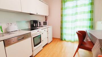 Kühlschrank, Mikrowelle, Ofen, Herdplatte