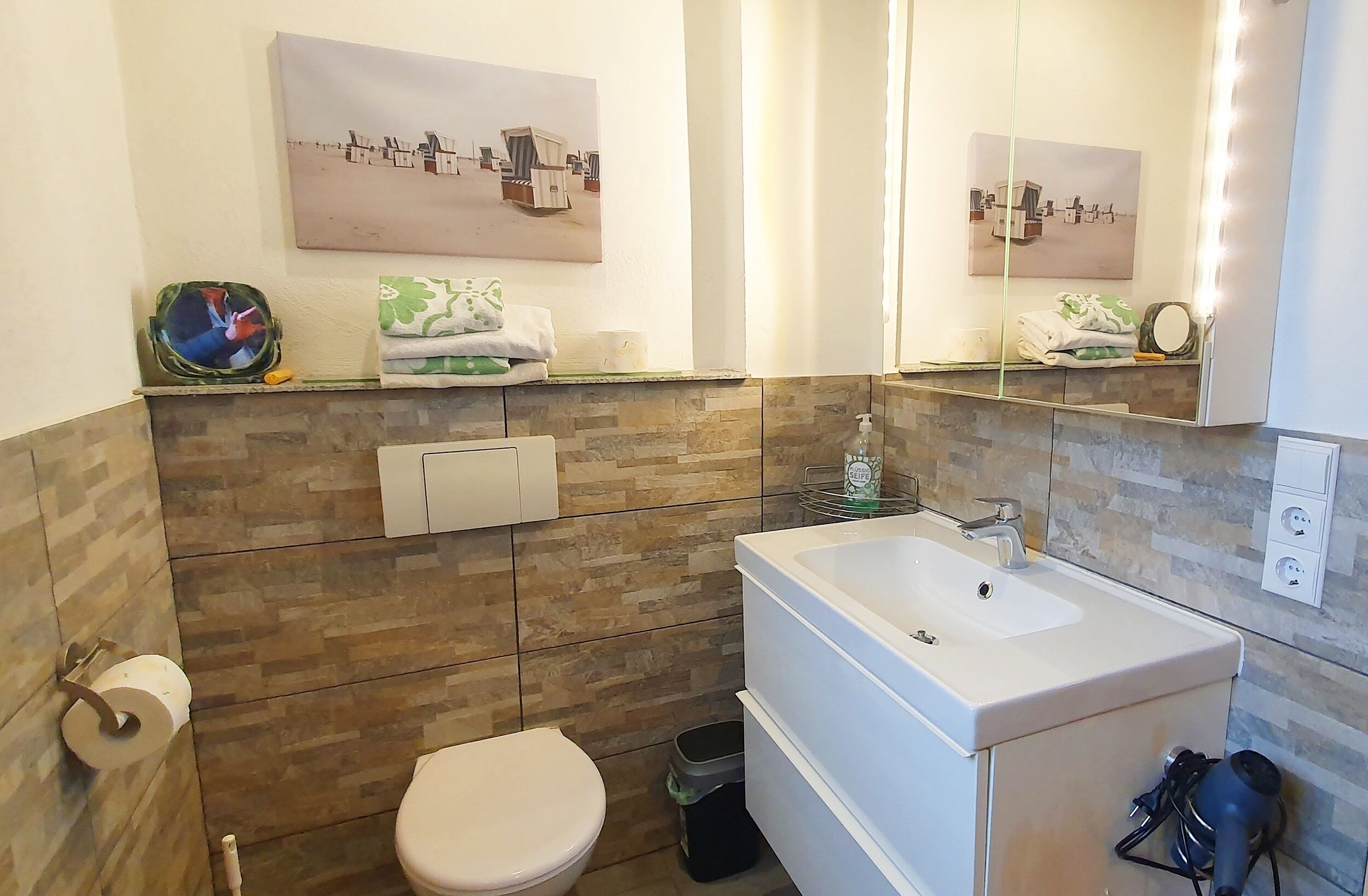 Regadera, secadora de cabello, toallas 