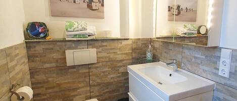 Een douche, een haardroger, handdoeken