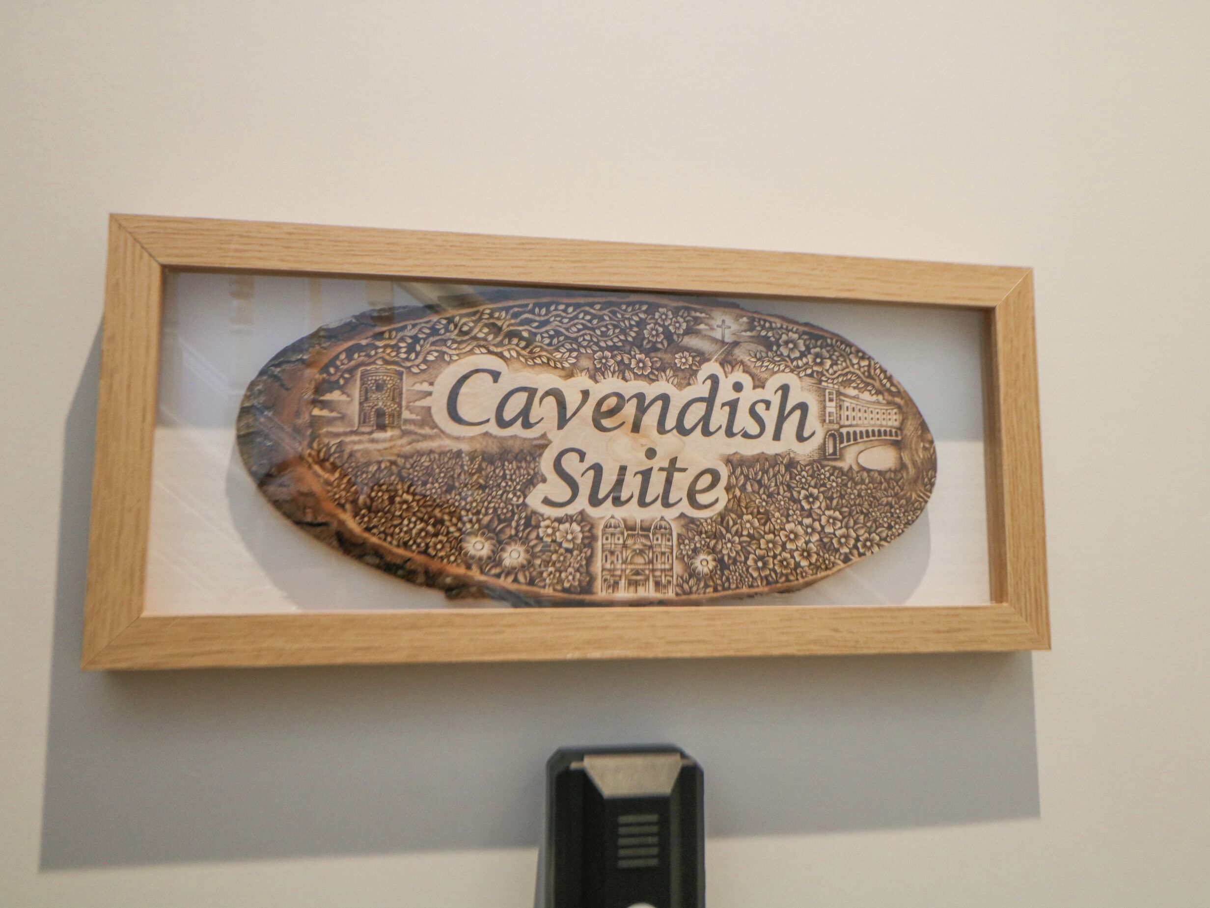 Um quadro com a inscrição 'Cavendish Suite' e um mapa detalhado de uma paisagem urbana.