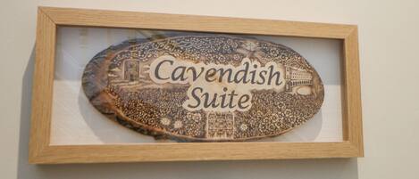 Um quadro com a inscrição 'Cavendish Suite' e um mapa detalhado de uma paisagem urbana.