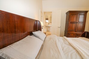 6 bedrooms, individually decorated, individually furnished, free WiFi - The Coach House (Haywards Heath)