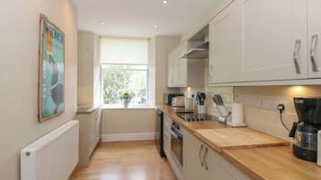 Cottage | Private kitchen | Fridge, dishwasher, cookware/dishes/utensils