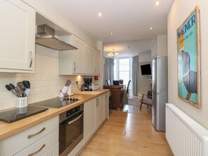 Cottage | Private kitchen | Fridge, dishwasher, cookware/dishes/utensils - Baystones (Keswick)