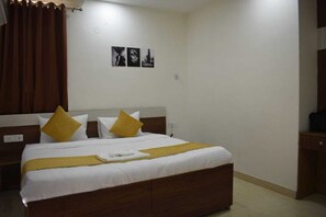 Desk, laptop workspace, soundproofing, free WiFi - Stayllions (Gurugram)