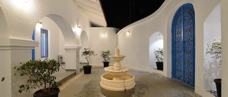 Voorkant accommodatie - avond/nacht