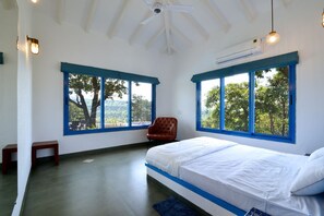 3 bedrooms, down duvets, pillow-top beds, individually decorated - 1517 Greek House By Kaz Stays (Igatpuri)