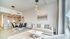 Una sala moderna con sofá, mesa de centro y comedor.