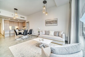 Ein modernes Wohnzimmer mit Sofa, Couchtisch und Essbereich.