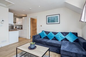 스탠다드 아파트 | 거실 공간 | 디지털 채널 시청이 가능한 43인치 스마트 TV, 넷플릭스, 스트리밍 서비스