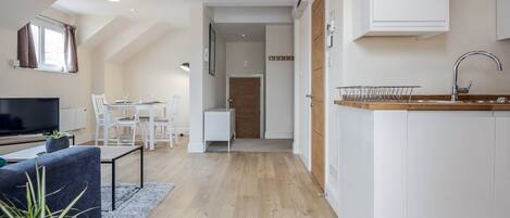 Apartamento estándar | Zona de estar | Smart TV de 43 pulgadas con canales digitales, Netflix