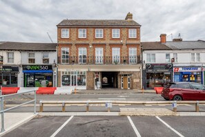 Exterior - Luxury 1 Bedroom Apartment with Parking (Maidenhead)