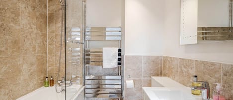 Departamento estándar | Baño | Amenidades de baño gratuitas, secadora de cabello, toallas, jabón