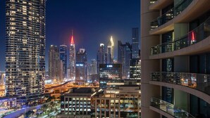 Un immeuble de grande hauteur, doté de nombreux étages, de grandes fenêtres et d’une architecture moderne.