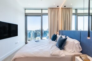 1 slaapkamer, een bureau, een strijkplank/strijkijzer, wifi