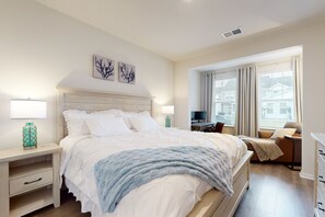 4 bedrooms, internet, bed sheets - Friendship Creek dog-friendly townhome with pool, dog parks, bikes, & W/D (Frankford)