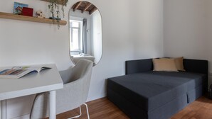 Ein modernes Schlafzimmer mit einem Bett, einem Schreibtisch und einem Stuhl.