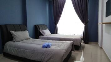 3 kamar tidur, meja kerja, tirai kedap cahaya, dan setrika/meja setrika