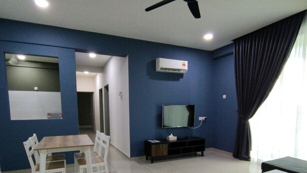 Una sala de estar moderna con una mesa de comedor, sillas, un televisor y un ventilador de techo.