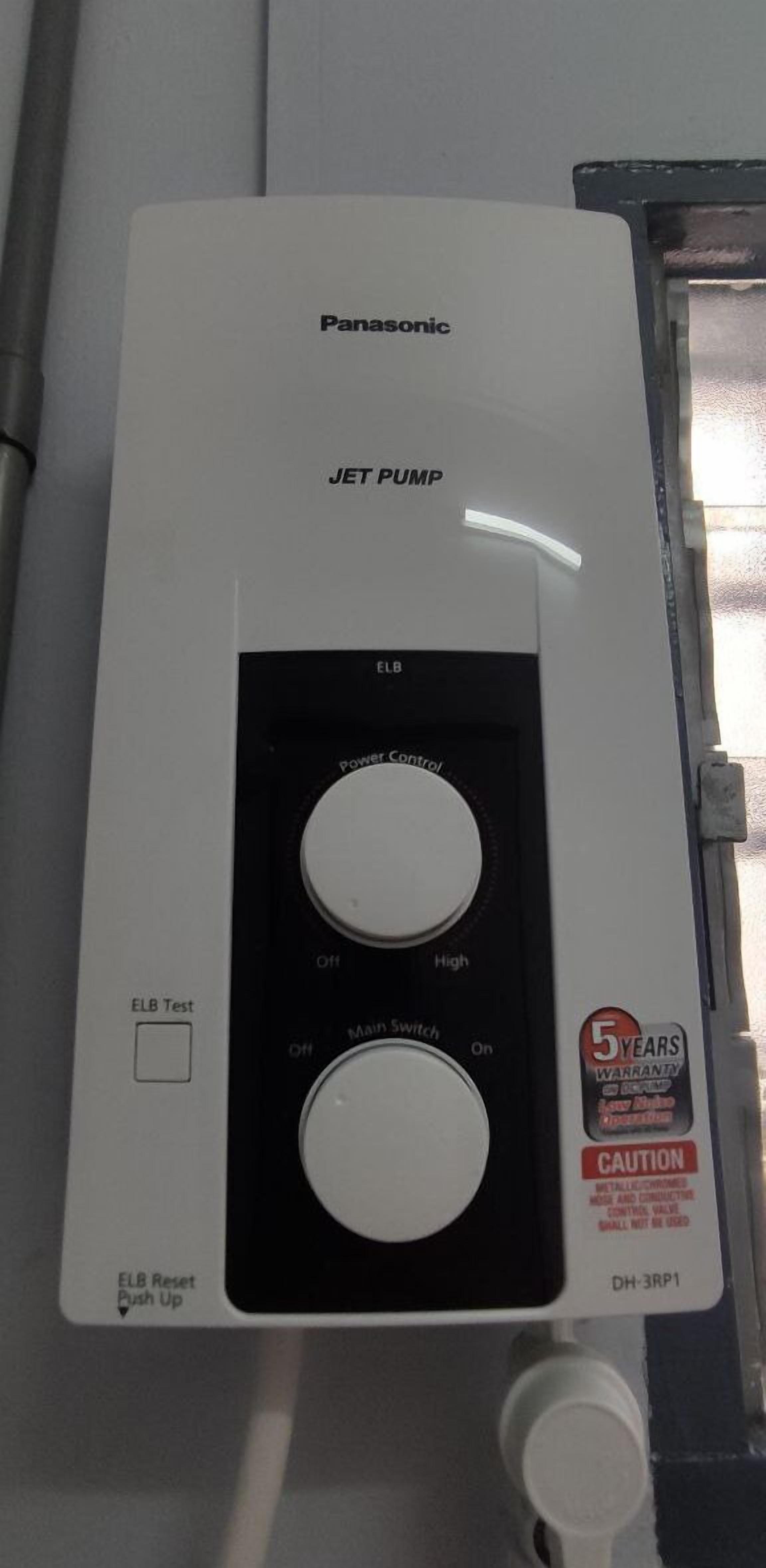 Une pompe à jet Panasonic dotée de deux boutons de commande, d’un bouton de test ELB et d’un autocollant indiquant une garantie de 5 ans.