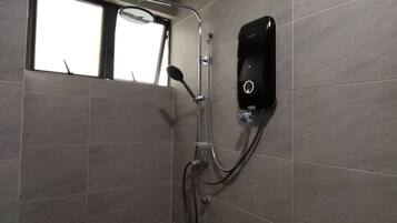 Shower, pancuran hujan, pengering rambut, dan kloset
