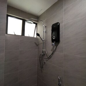 Dusche, Regendusche, Haartrockner, Bidet