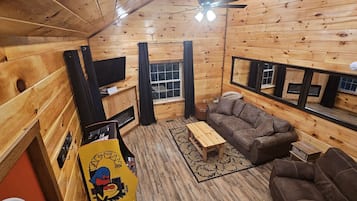 Een smart-tv, een open haard, een dvd-speler en boeken