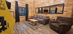 Smart-tv, eldstad, dvd-spelare och böcker