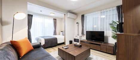 Business Apartment | Living area | Flat-screen TV