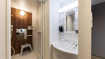 Business Apartment | Bathroom | Free toiletries, hair dryer, slippers, toilet paper